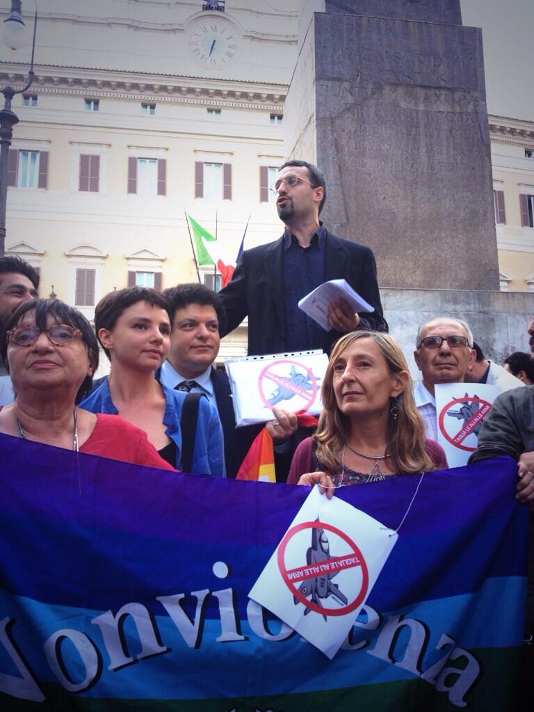 Davanti a Montecitorio, per la manifestazione di "Taglia le ali alle armi" del giugno 2013