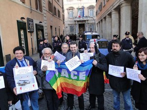 Davanti al Senato, per difendere la legge 185/90 sull'export di armamenti italiani. Con Massimo Paolicelli, padre Alex Zanotelli, Giorgio Beretta, Flavio Lotti, Riccardo Troisi - novembre 2010