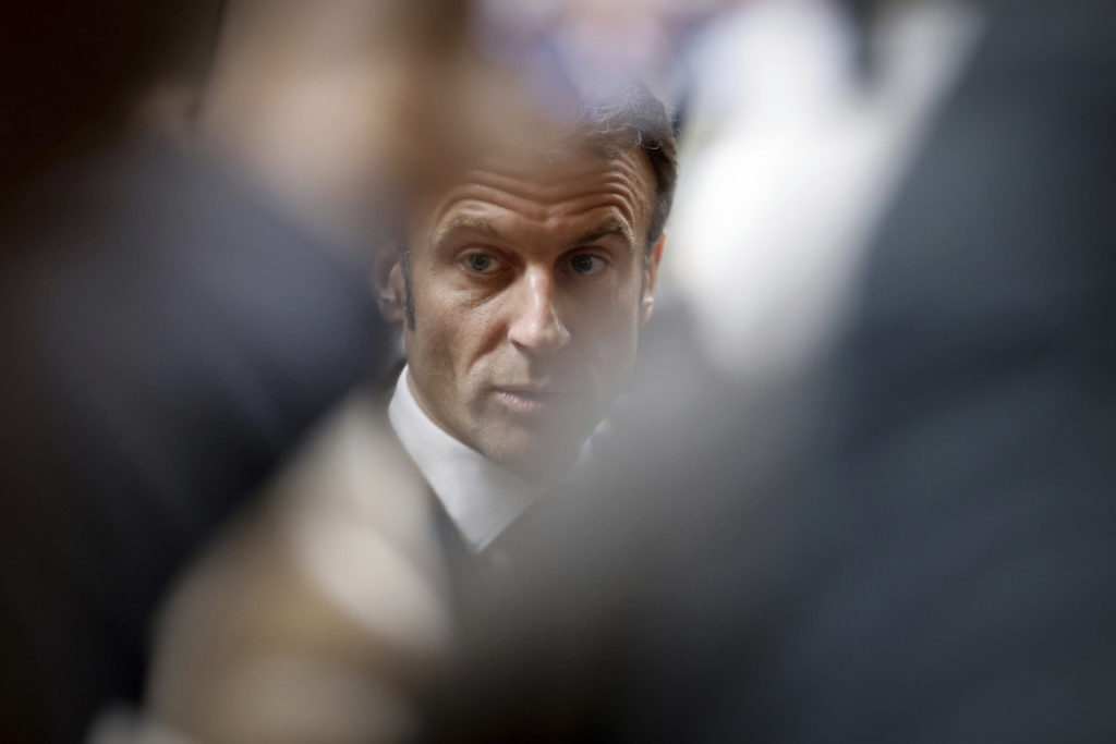 La follia del pensiero magico di Macron